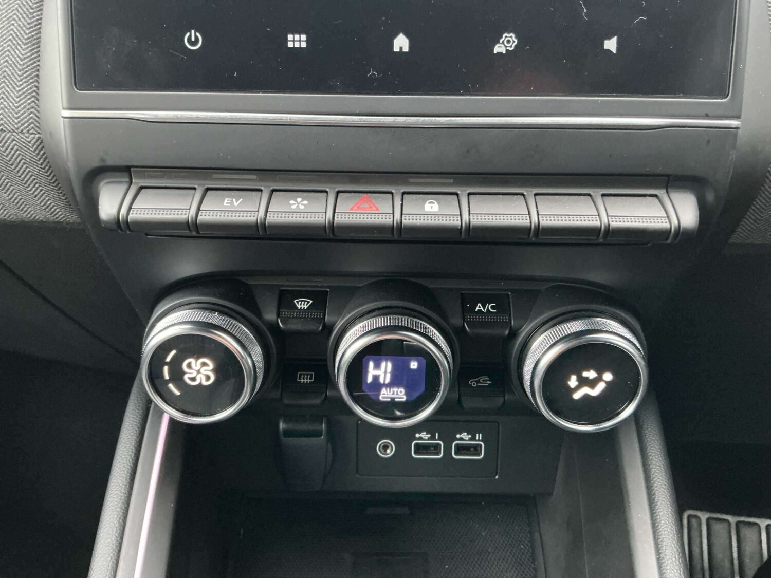 Used Renault Clio 2024 for sale - 77487561: Photo 11