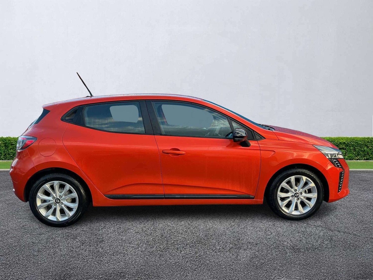 Used Renault Clio 2025 for sale - 77873659: Photo 3