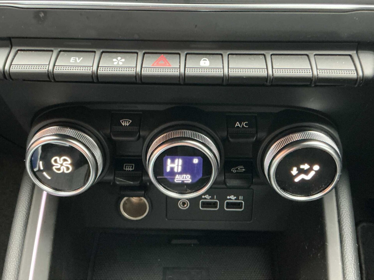 Used Renault Clio 2024 for sale - 77946137: Photo 11