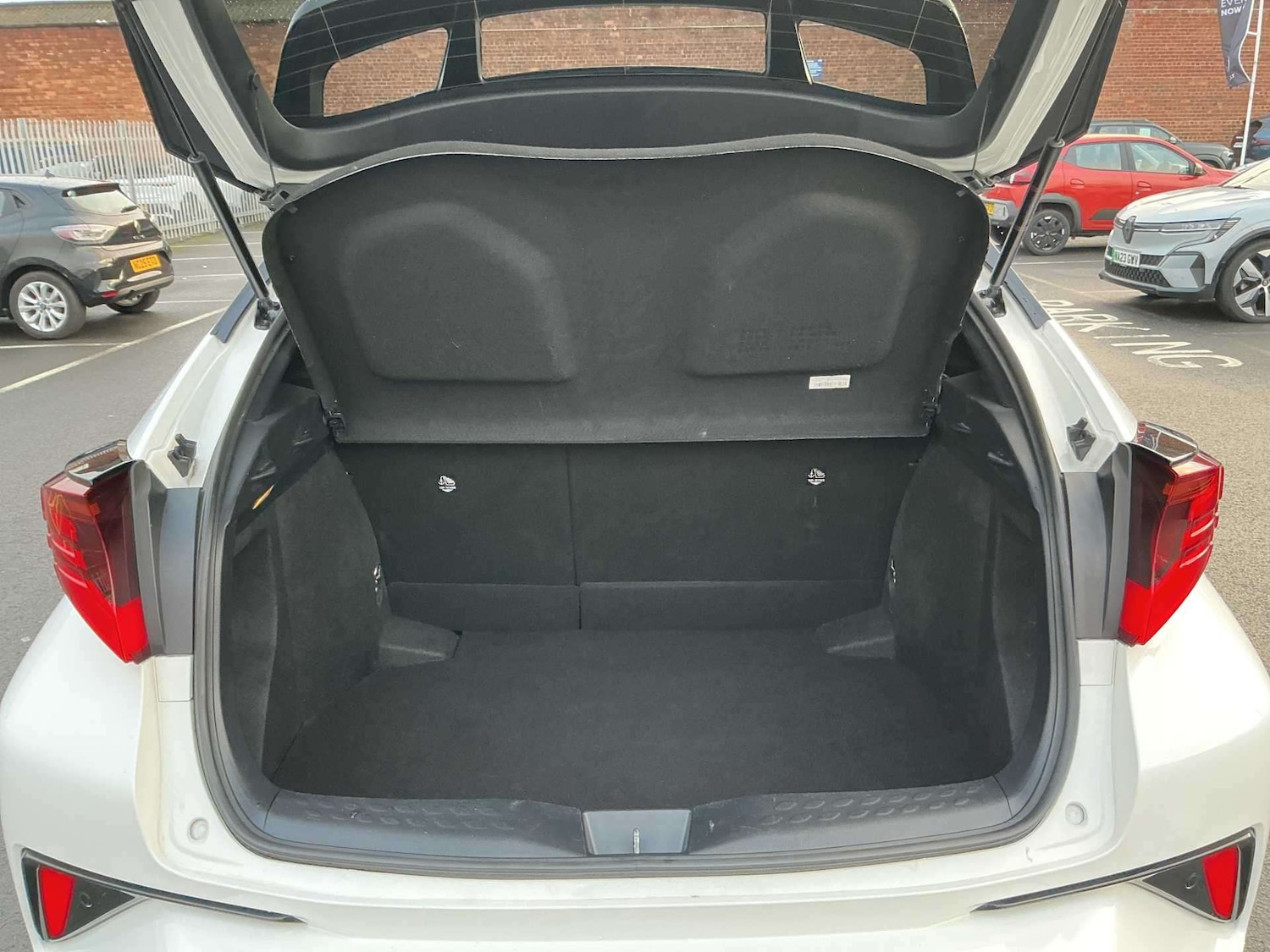 Used Toyota C-HR 2023 for sale - 77073236: Photo 17