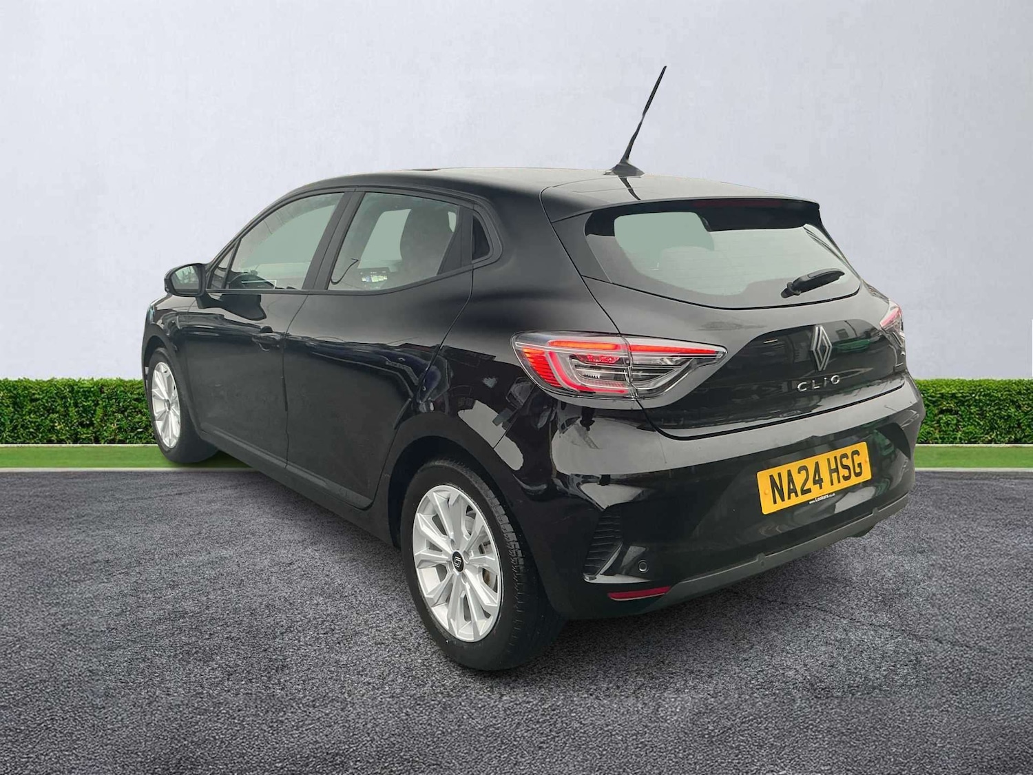 Used Renault Clio 2024 for sale - 77488260: Photo 2