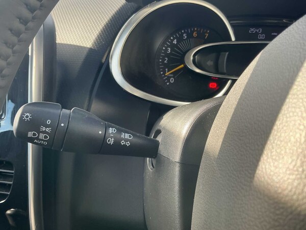 Used Renault Clio 2015 for sale - 76206104: Photo 25