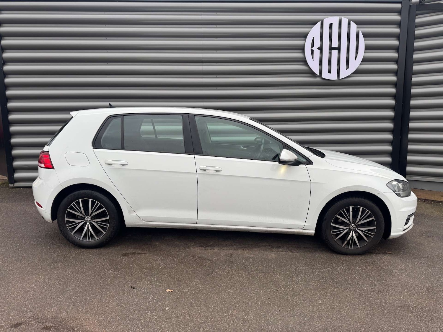 Used Volkswagen Golf 2017 for sale - 77165459: Photo 2