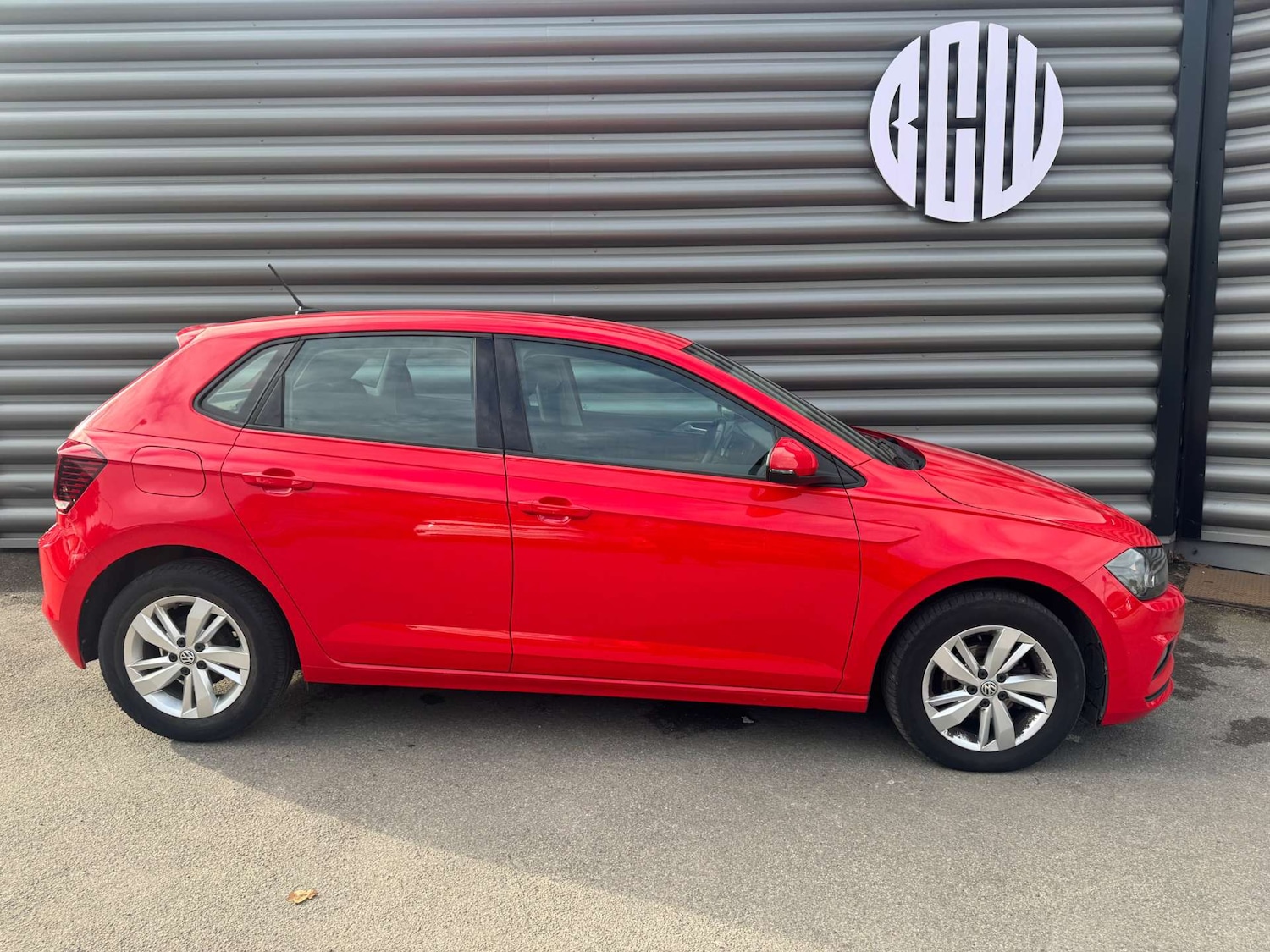 Used Volkswagen Polo 2019 for sale - 76228752: Photo 2