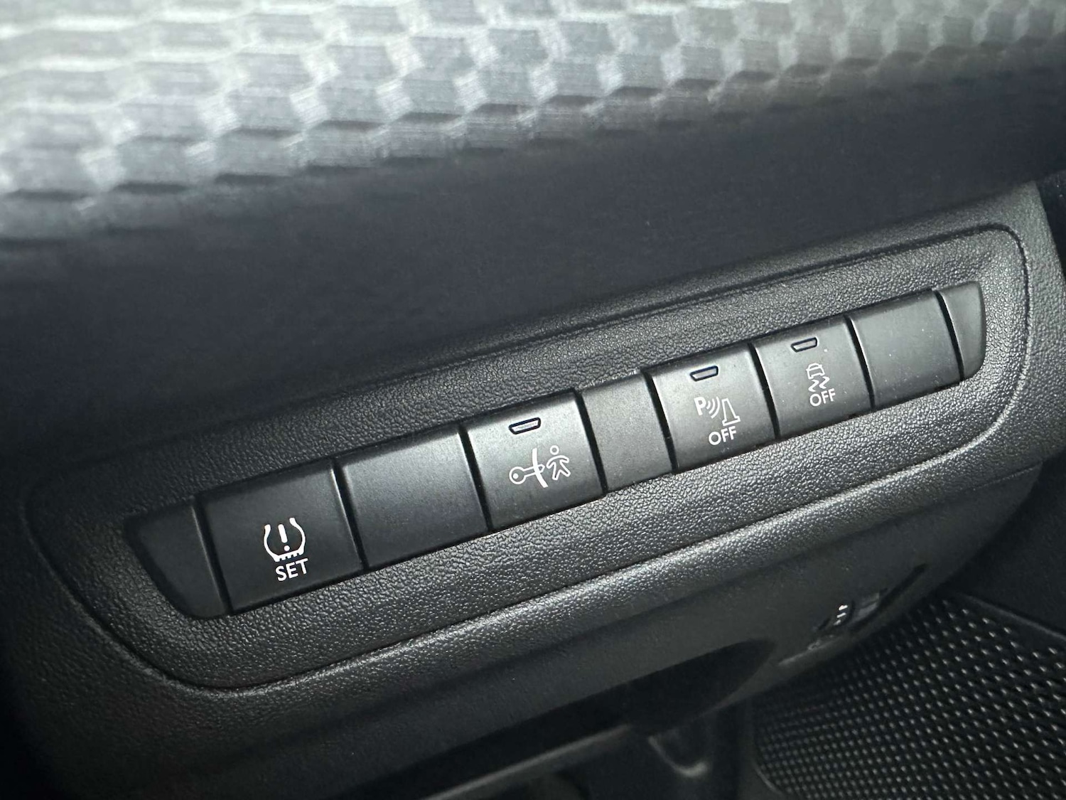 Used Peugeot 2008 2015 for sale - 76369455: Photo 24