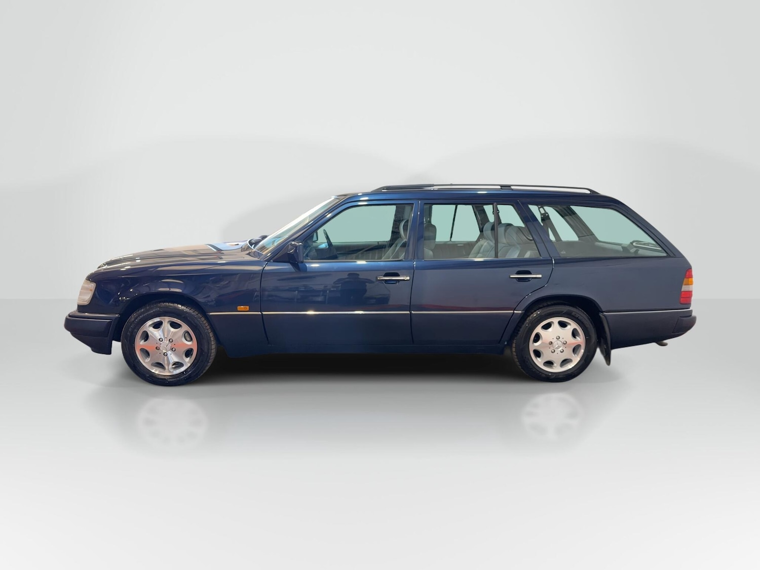 Used Mercedes-Benz E Class 1996 for sale - 77994074: Photo 2