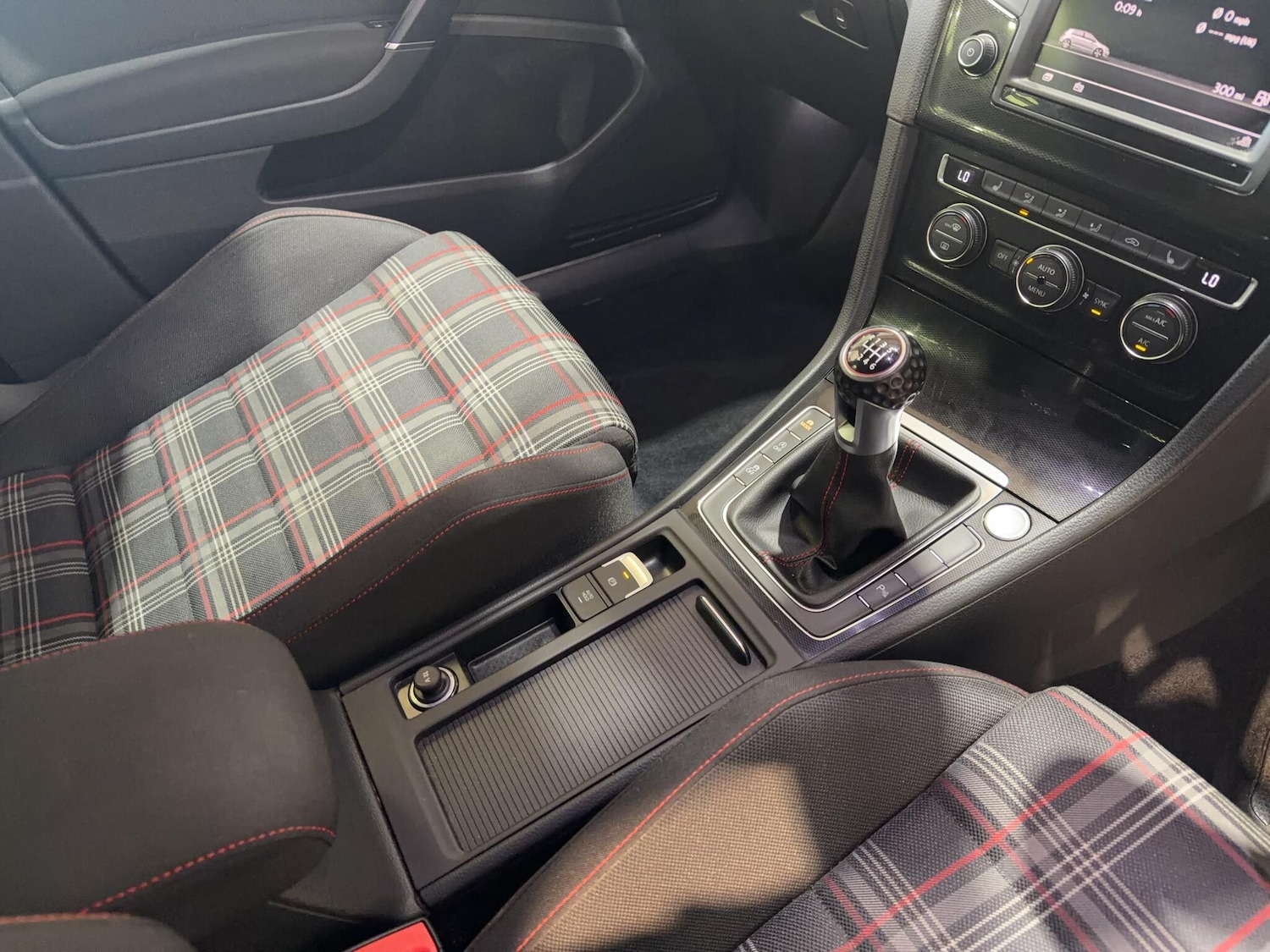 Used Volkswagen Golf 2016 for sale - 77969998: Photo 26