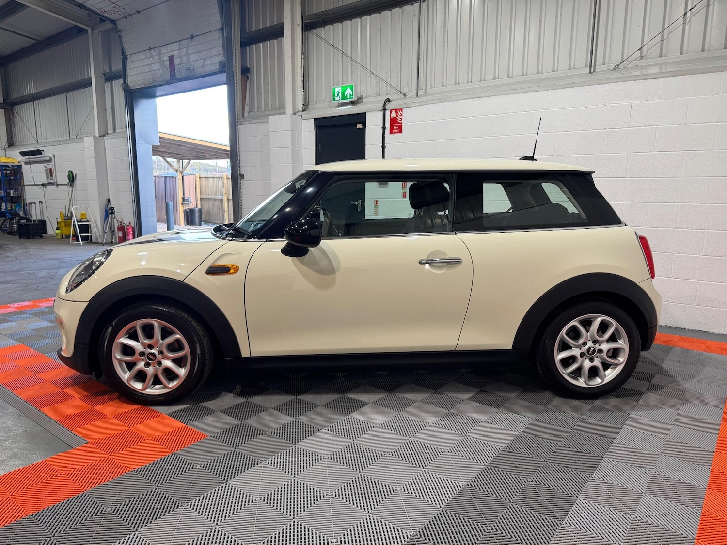 Used MINI Hatch 2015 for sale - 76803549: Photo 2