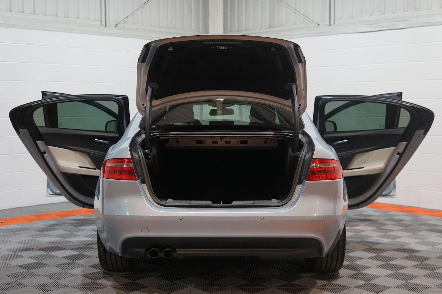 Used Jaguar XE 2015 for sale - 76803562: Photo 18