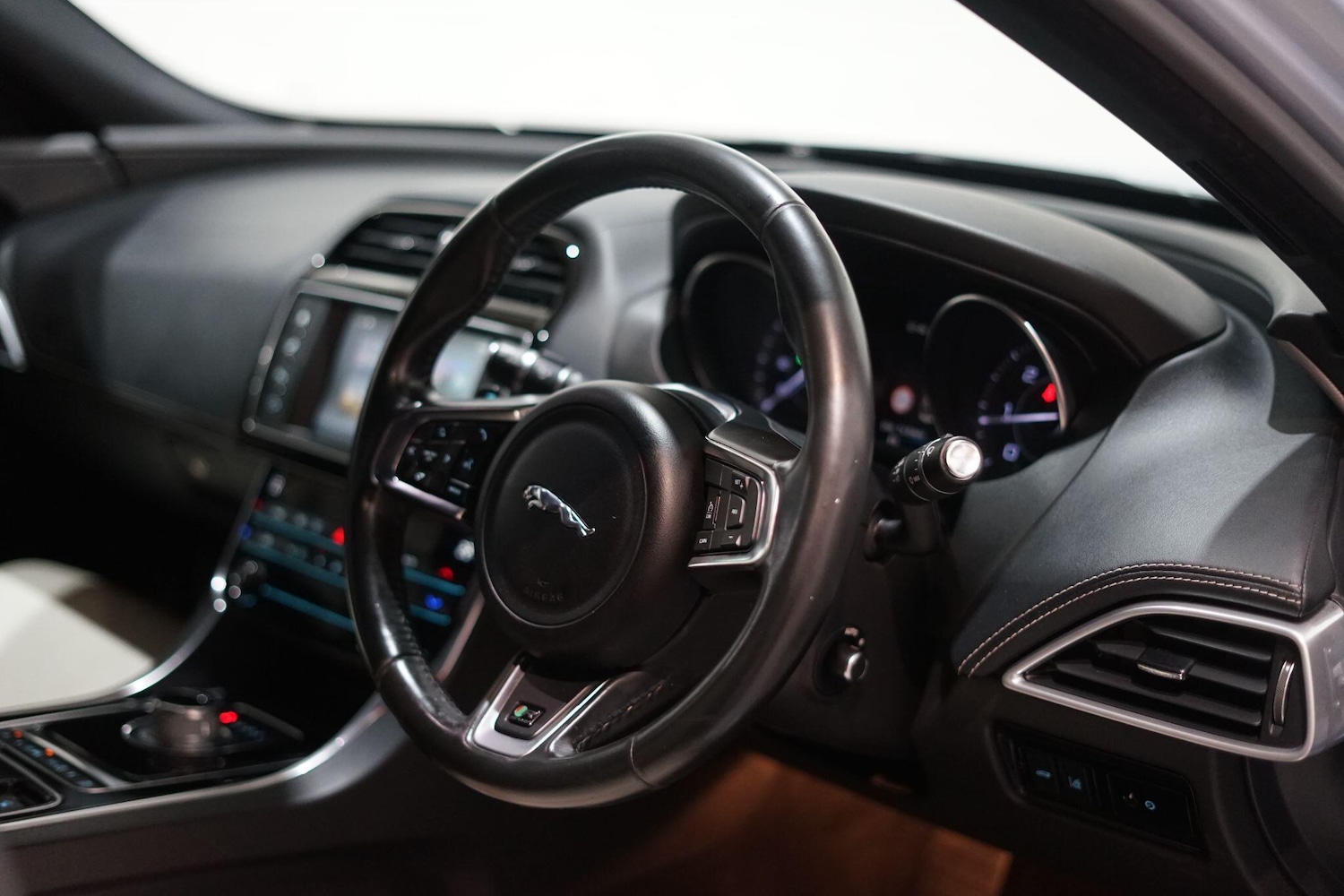 Used Jaguar XE 2015 for sale - 76803562: Photo 22