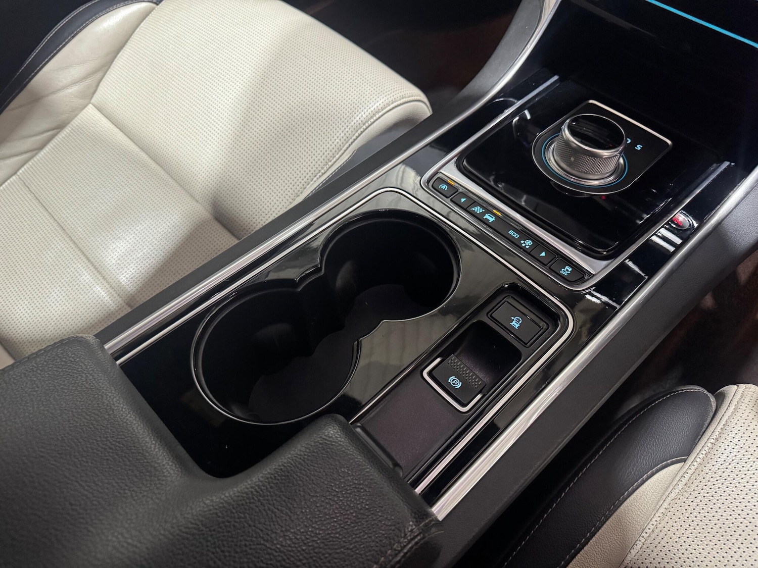 Used Jaguar XE 2015 for sale - 76803562: Photo 24