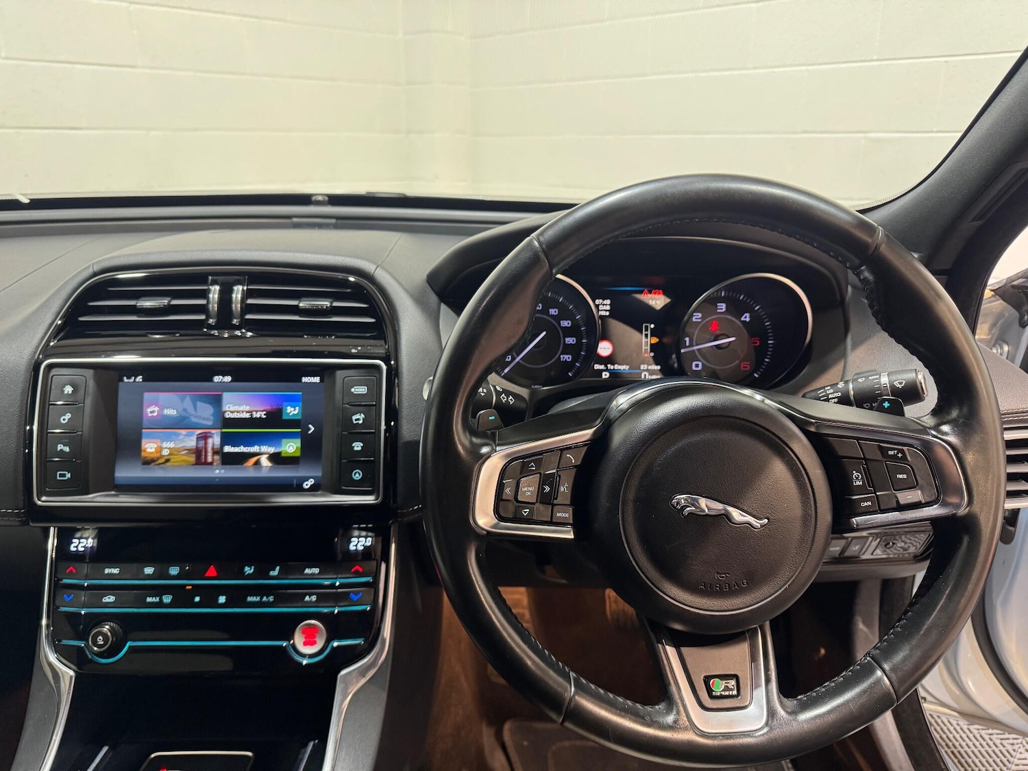 Used Jaguar XE 2015 for sale - 76803562: Photo 26