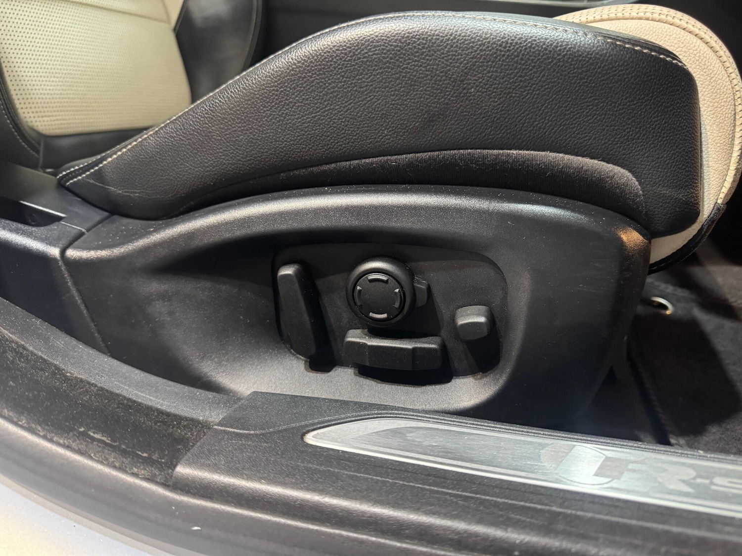 Used Jaguar XE 2015 for sale - 76803562: Photo 32