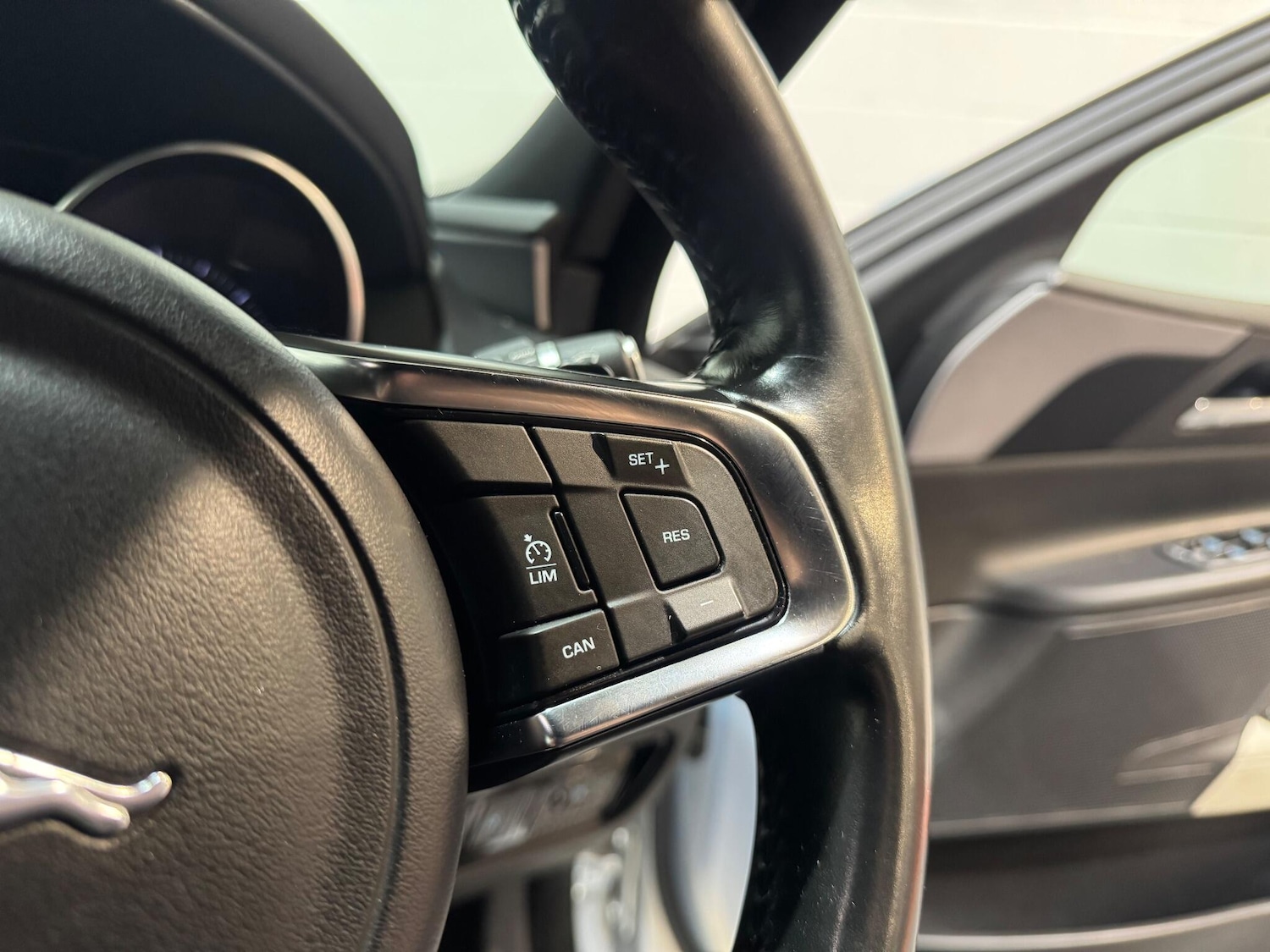 Used Jaguar XE 2015 for sale - 76803562: Photo 33