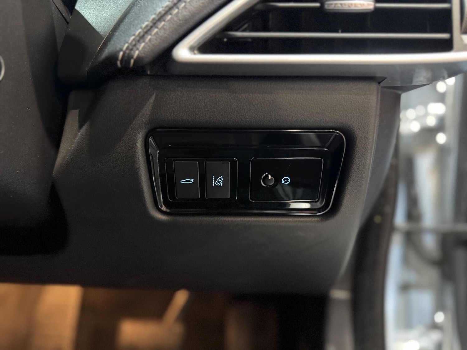 Used Jaguar XE 2015 for sale - 76803562: Photo 35