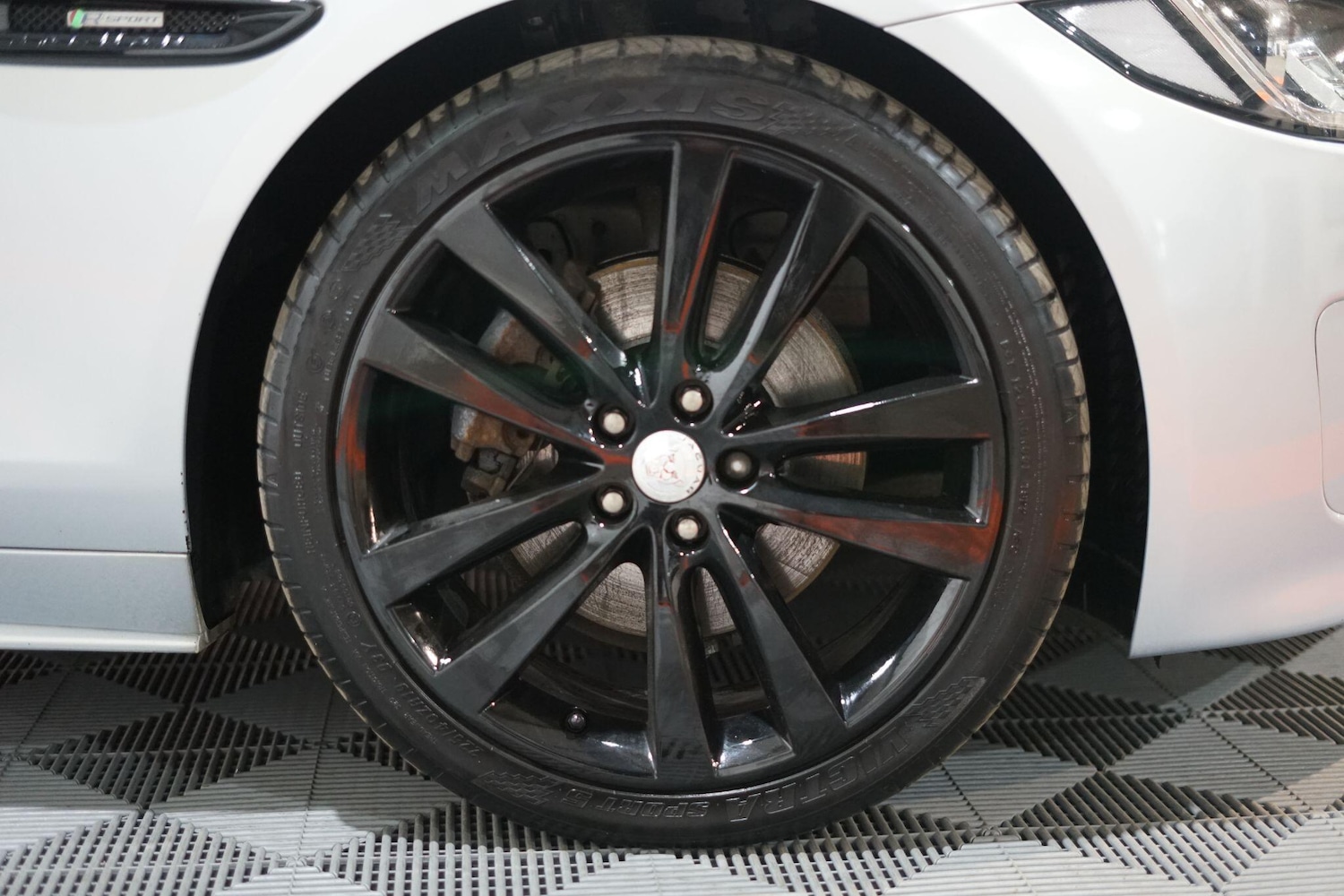 Used Jaguar XE 2015 for sale - 76803562: Photo 4