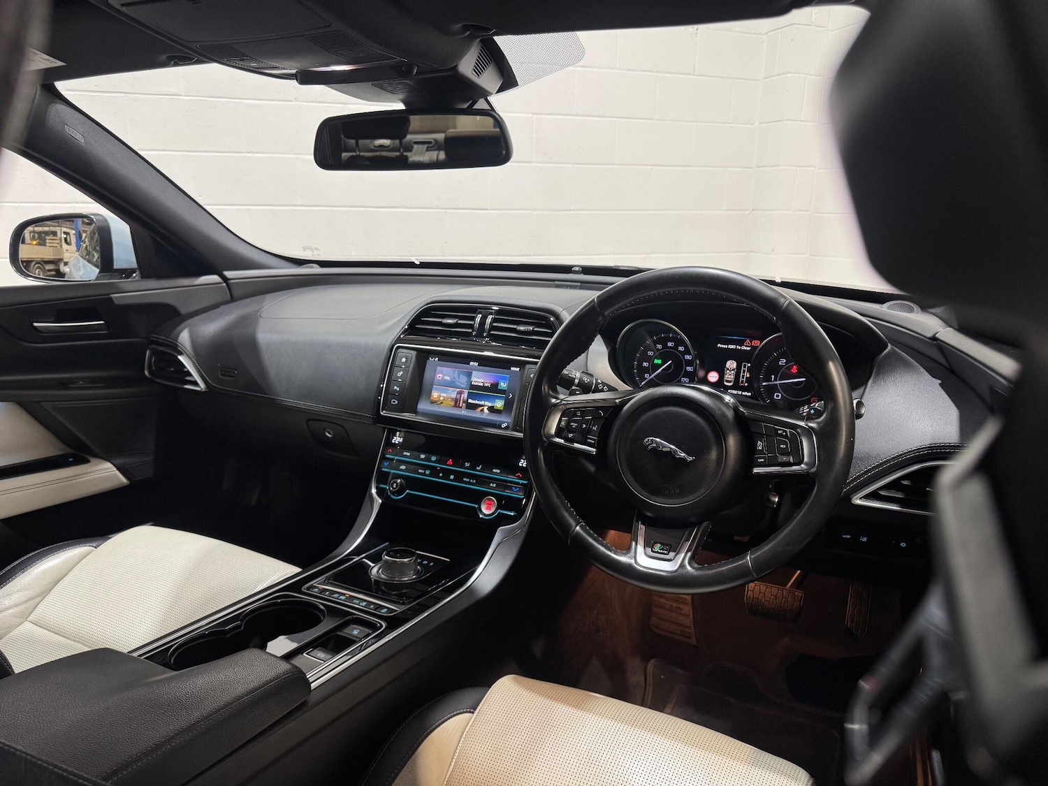 Used Jaguar XE 2015 for sale - 76803562: Photo 6