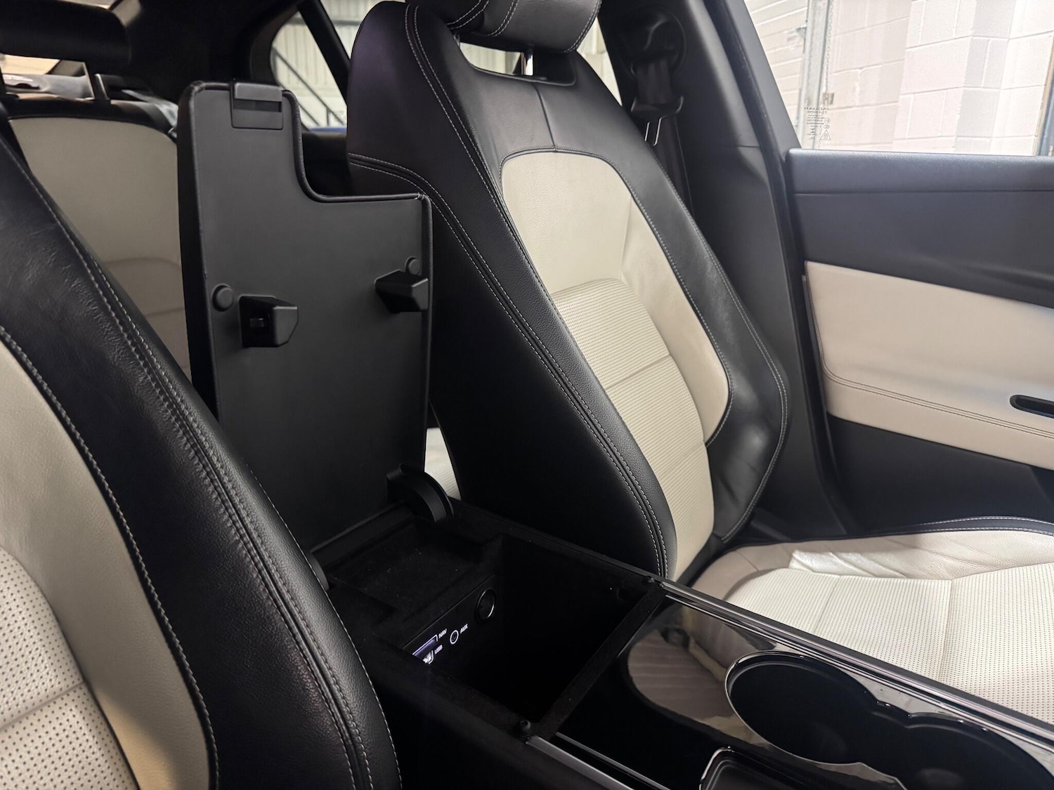 Used Jaguar XE 2015 for sale - 76803562: Photo 65