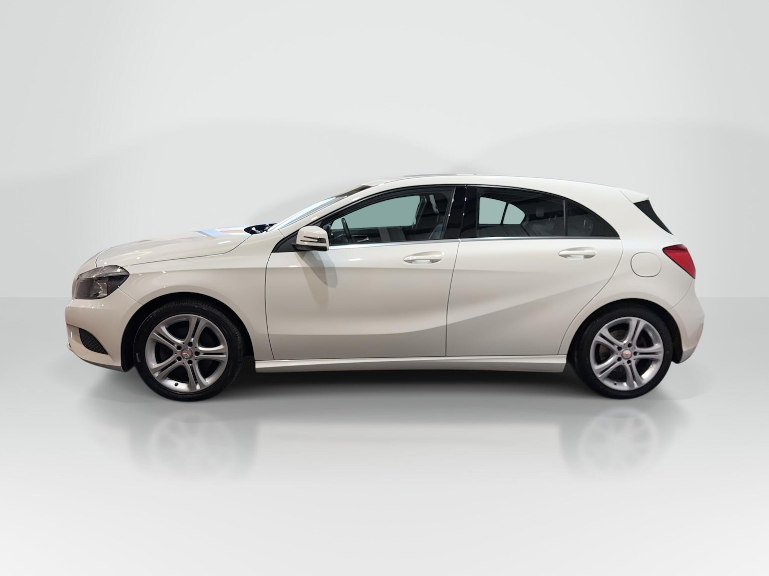 Used Mercedes-Benz A-Class 2015 for sale - 77838456: Photo 2