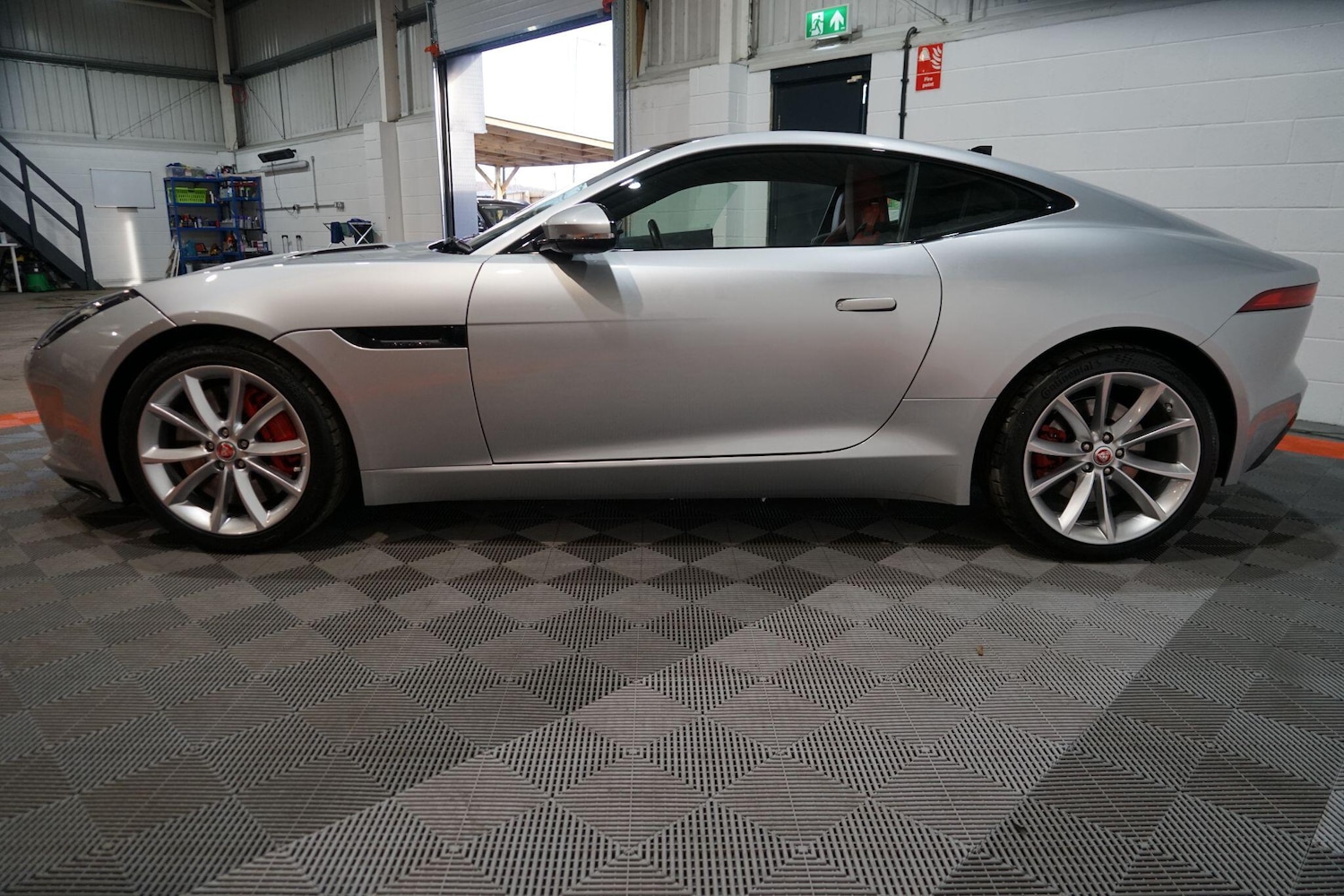 Used Jaguar F-Type 2015 for sale - 77203888: Photo 2