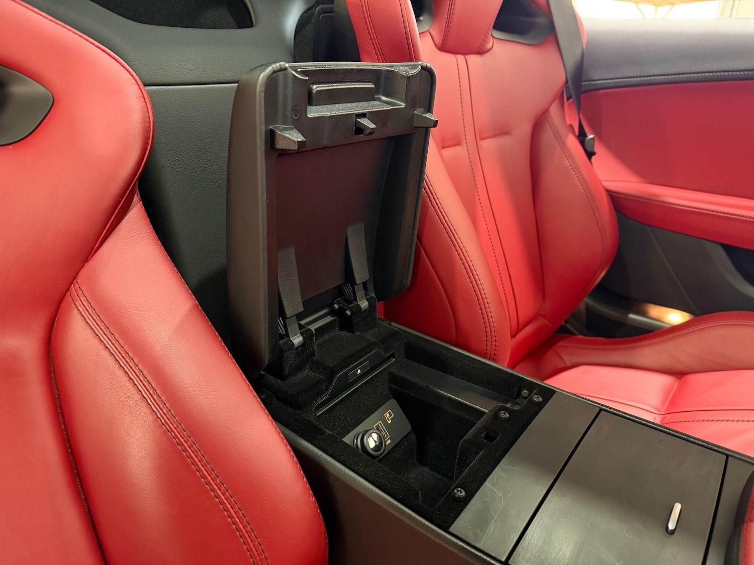 Used Jaguar F-Type 2015 for sale - 77203888: Photo 27