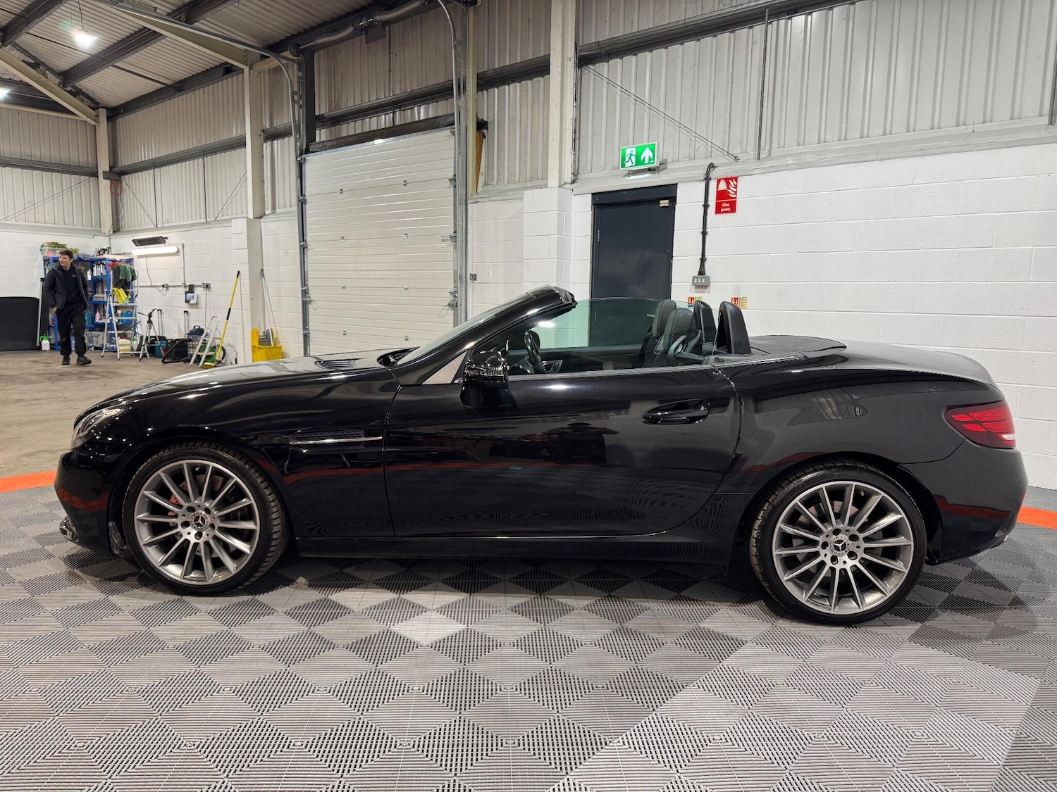 Used Mercedes-Benz SLC 2018 for sale - 76803558: Photo 2