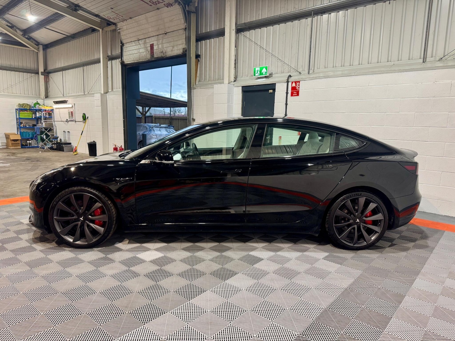 Used Tesla Model 3 2019 for sale - 76803544: Photo 2