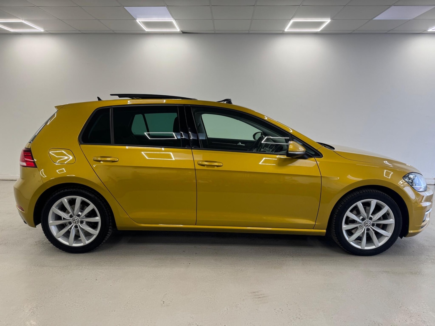 Used Volkswagen Golf 2018 for sale - 76803537: Photo 2