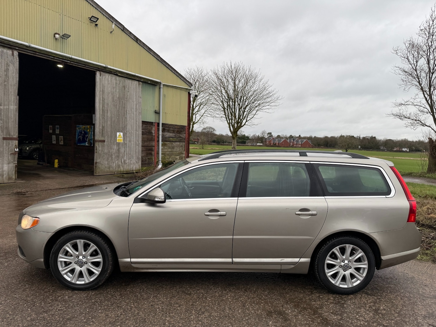 Used Volvo V70 2009 for sale - 77283090: Photo 3