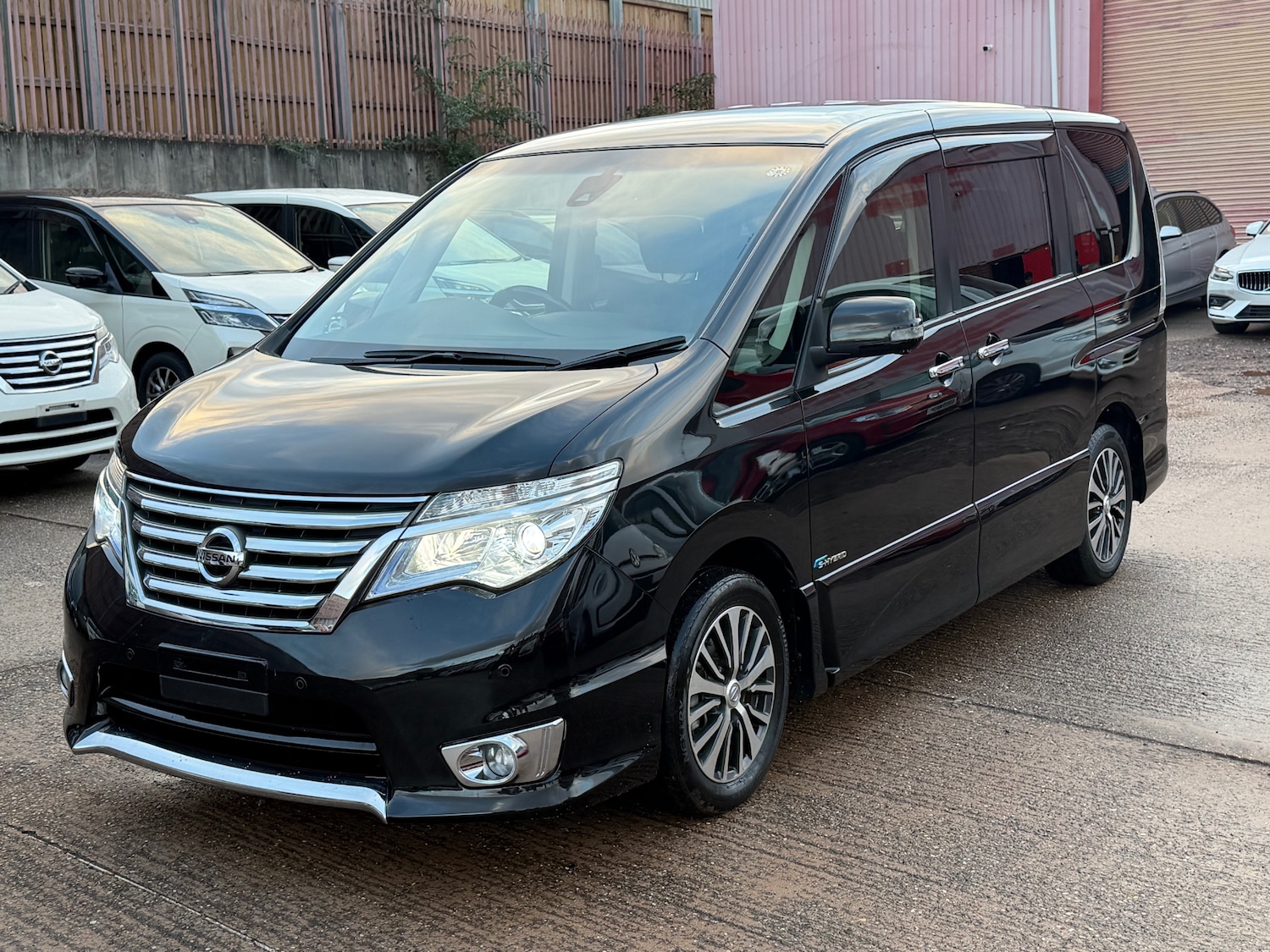 Used Nissan Serena 2014 for sale - 76325067: Photo 2