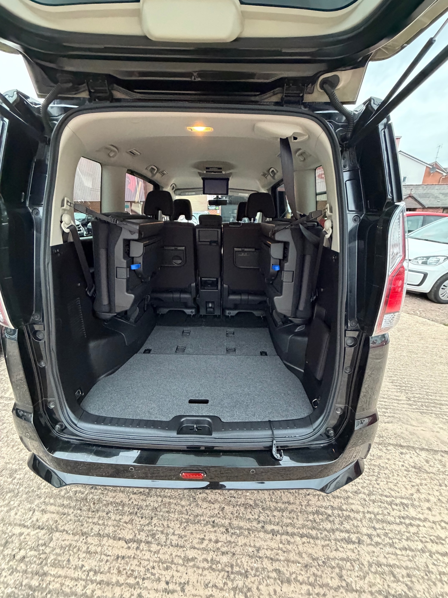 Used Nissan Serena 2017 for sale - 76313617: Photo 11