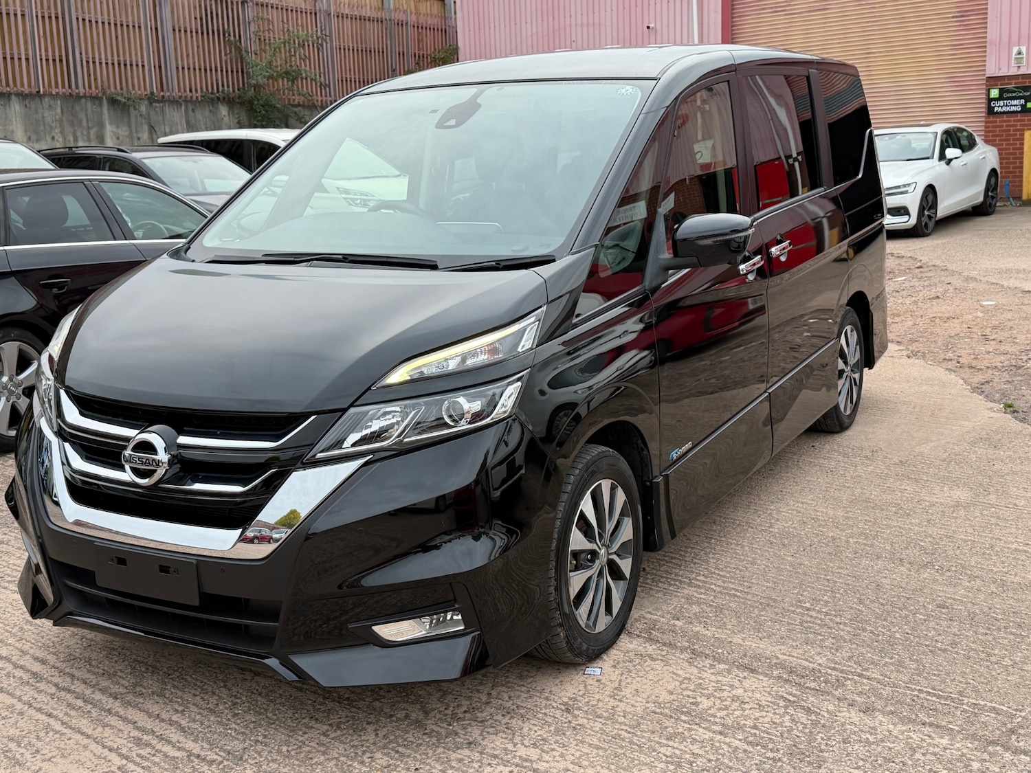 Used Nissan Serena 2017 for sale - 76313617: Photo 2
