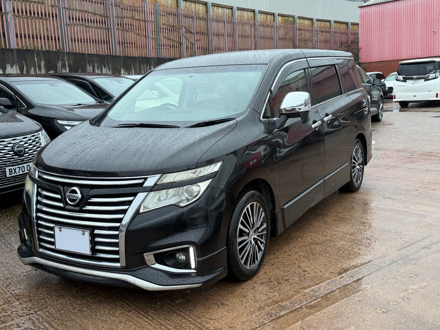 Used Nissan Elgrand 2014 for sale - 77536271: Photo 3