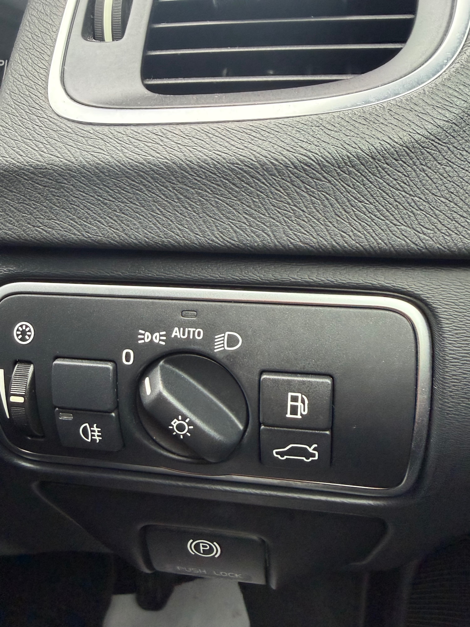 Used Volvo V60 2014 for sale - 77632664: Photo 16