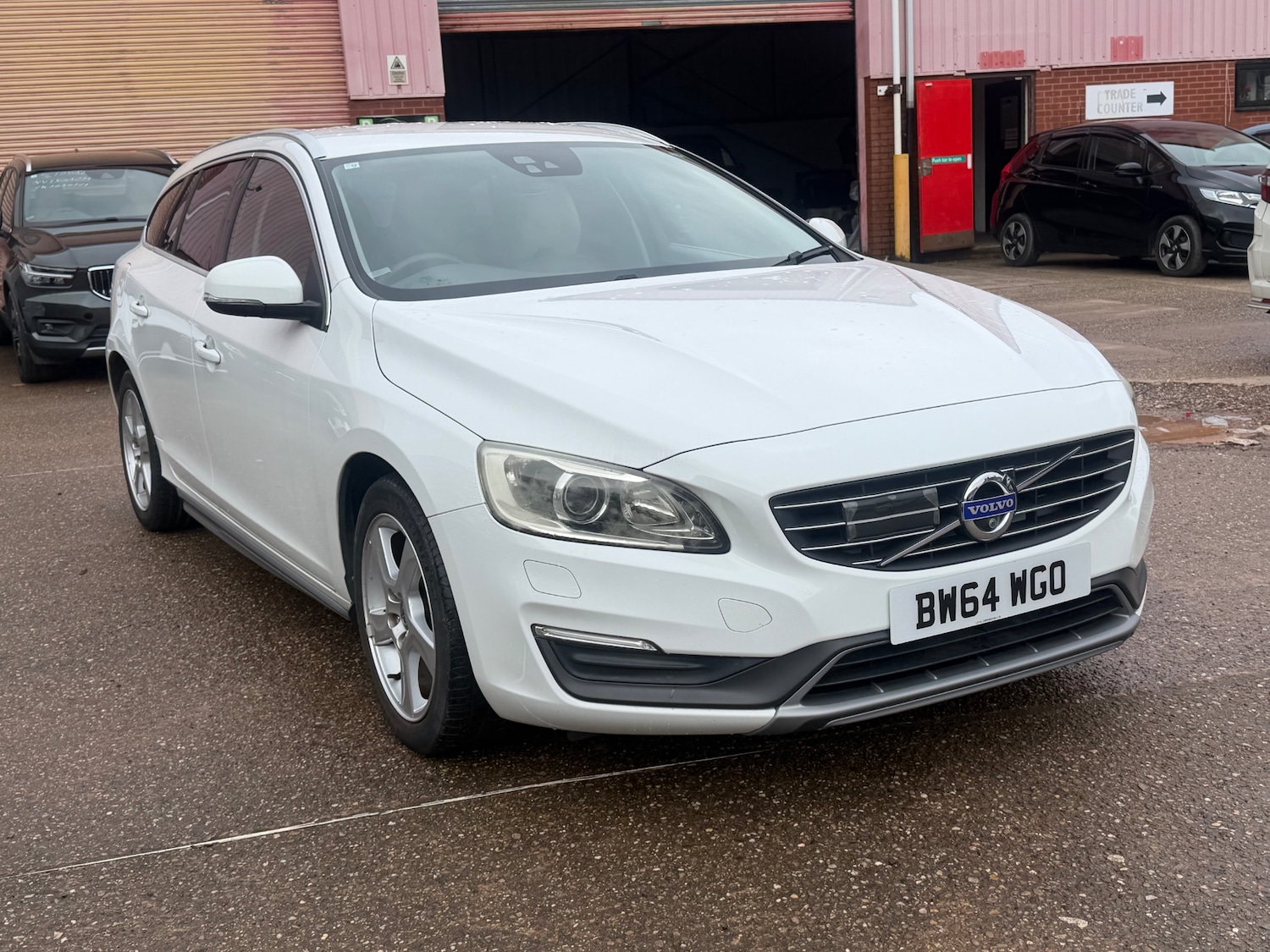 Used Volvo V60 2014 for sale - 77632664: Photo 2