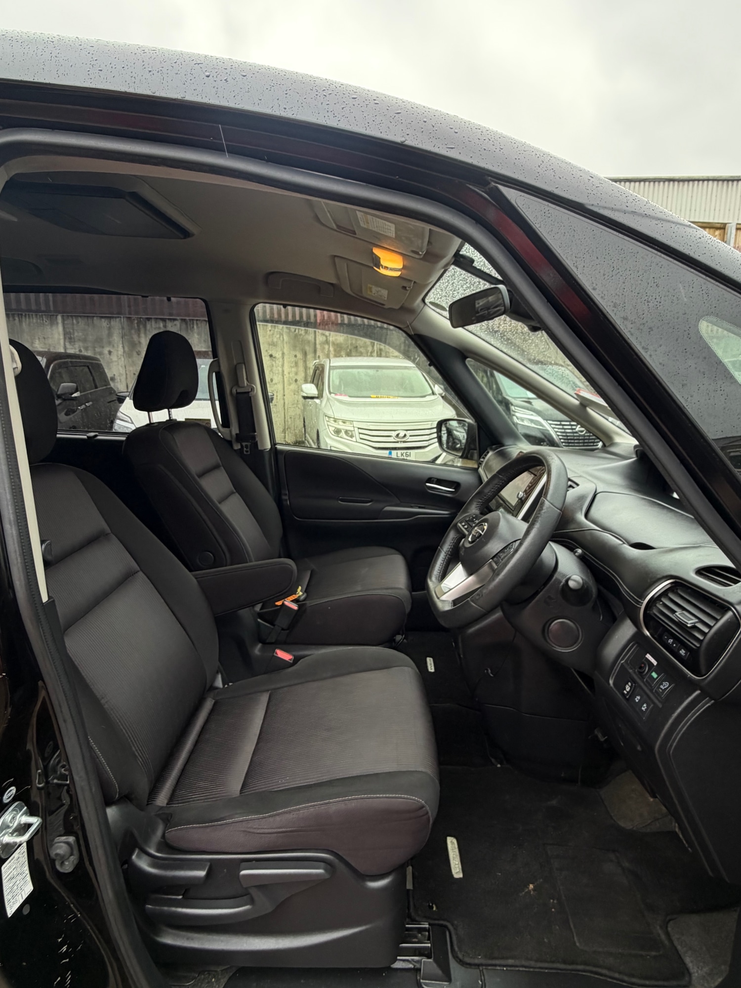 Used Nissan Serena 2017 for sale - 77535718: Photo 8