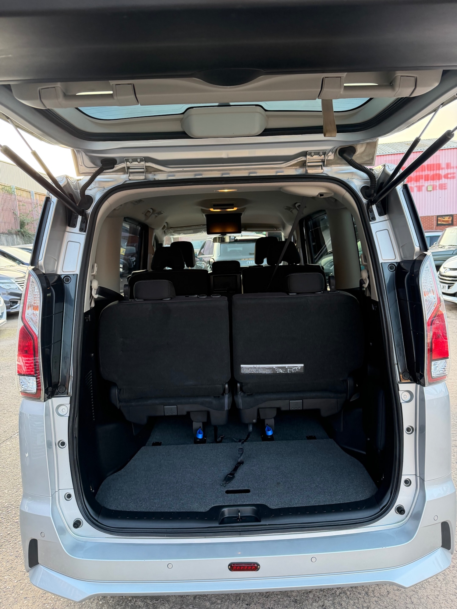 Used Nissan Serena 2017 for sale - 77975999: Photo 11