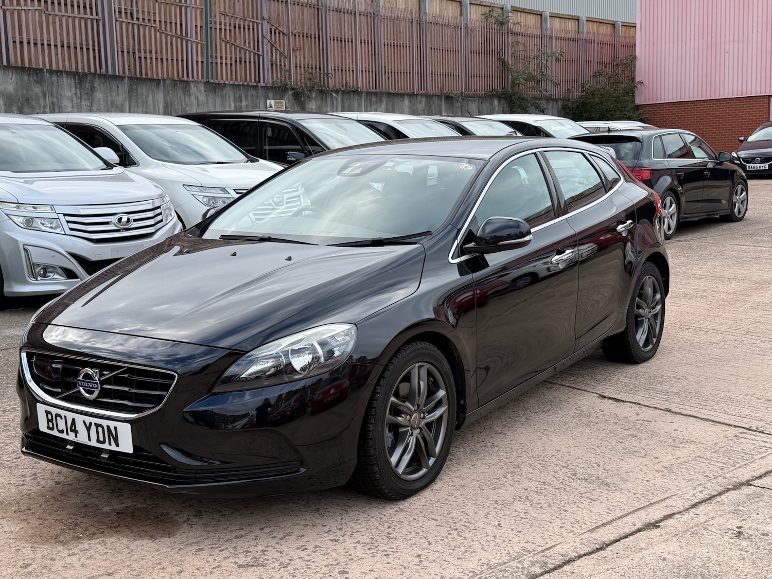 Used Volvo V40 2014 for sale - 77522276: Photo 2