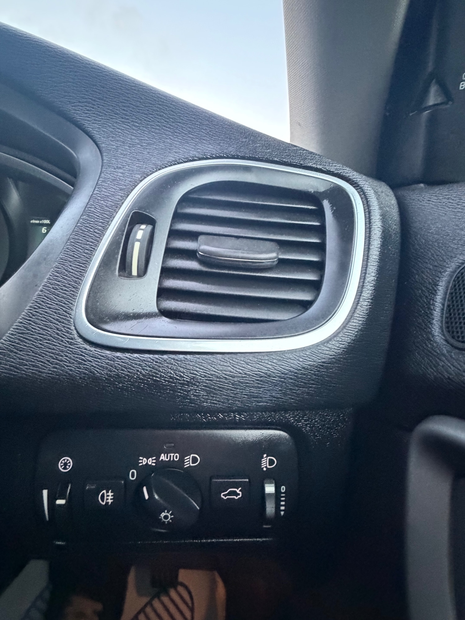 Used Volvo V40 2014 for sale - 77189561: Photo 15