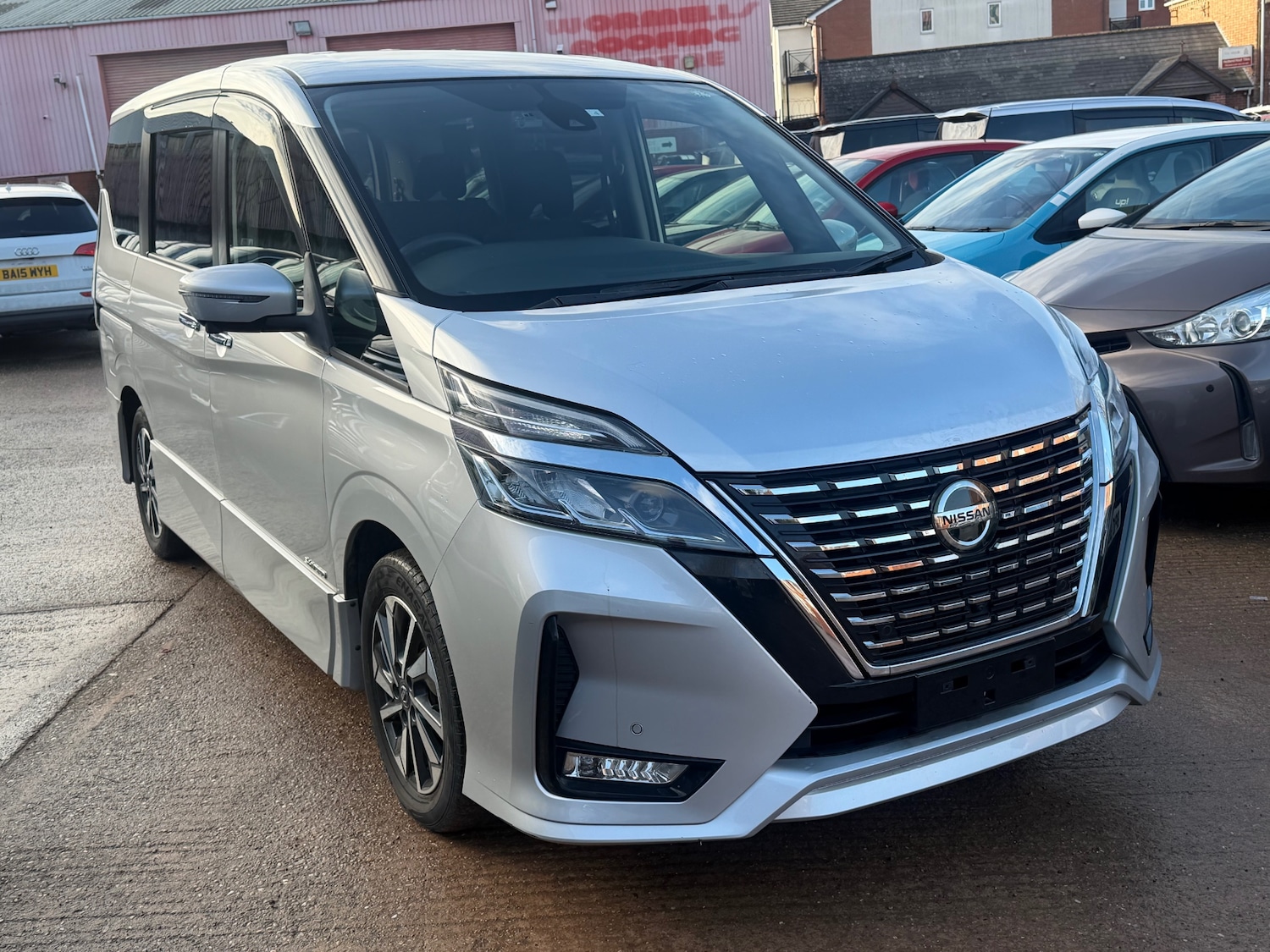 Used Nissan Serena 2020 for sale - 77368004: Photo 2