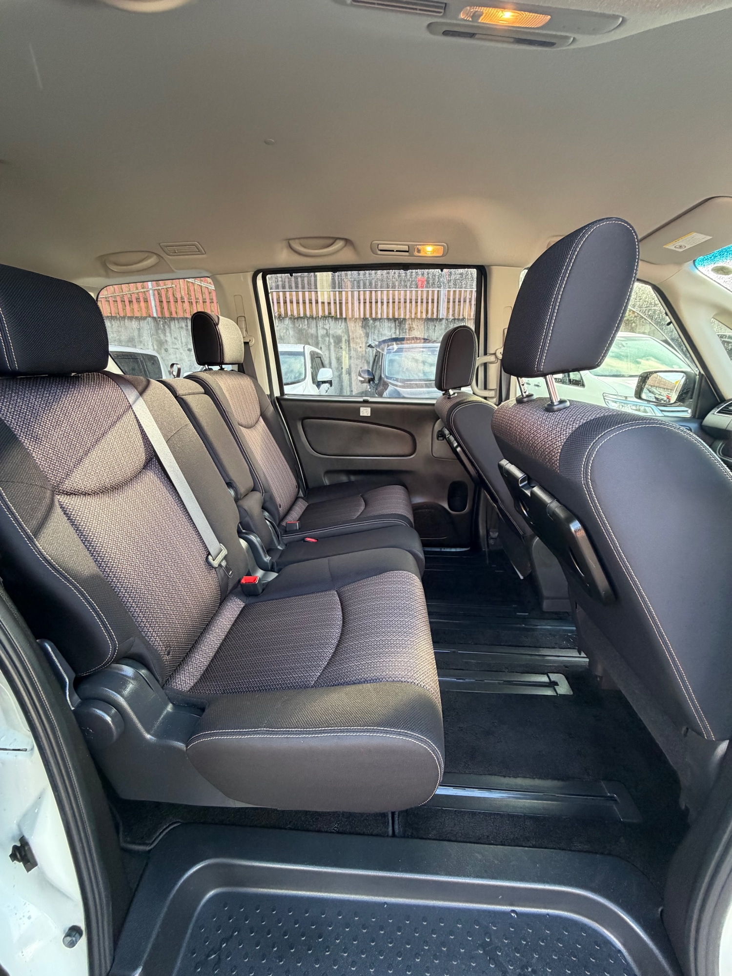 Used Nissan Serena 2014 for sale - 76325074: Photo 9