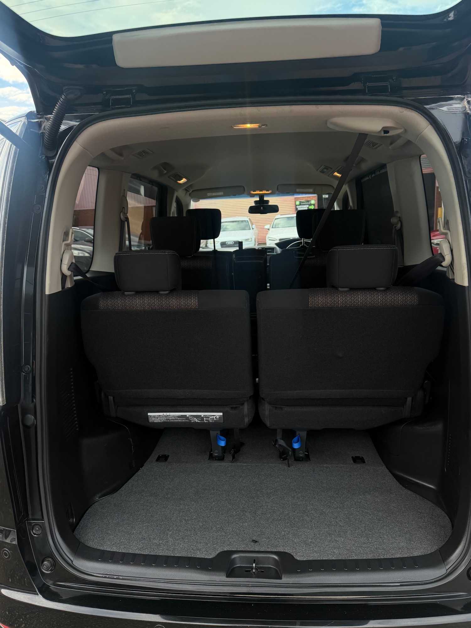 Used Nissan Serena 2016 for sale - 76941114: Photo 11