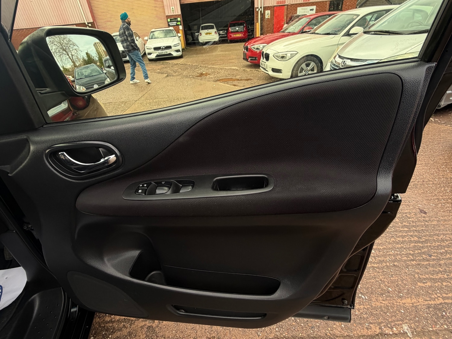 Used Nissan Serena 2016 for sale - 76941114: Photo 13