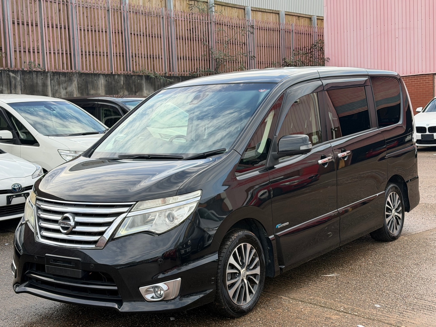 Used Nissan Serena 2016 for sale - 76941114: Photo 2