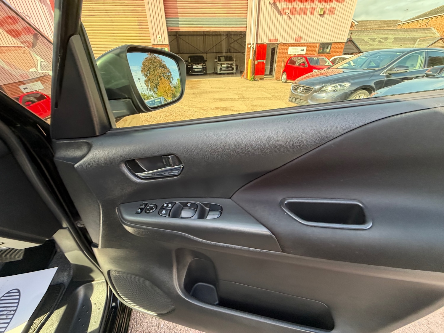 Used Nissan Serena 2018 for sale - 76130301: Photo 14