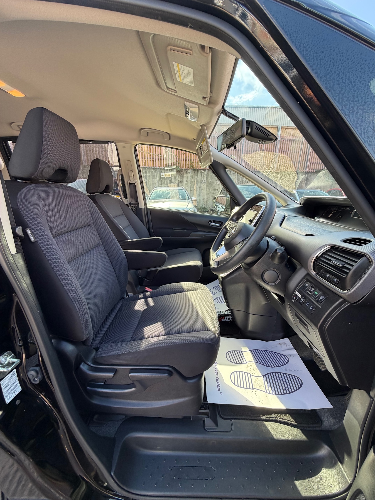 Used Nissan Serena 2018 for sale - 76130301: Photo 9