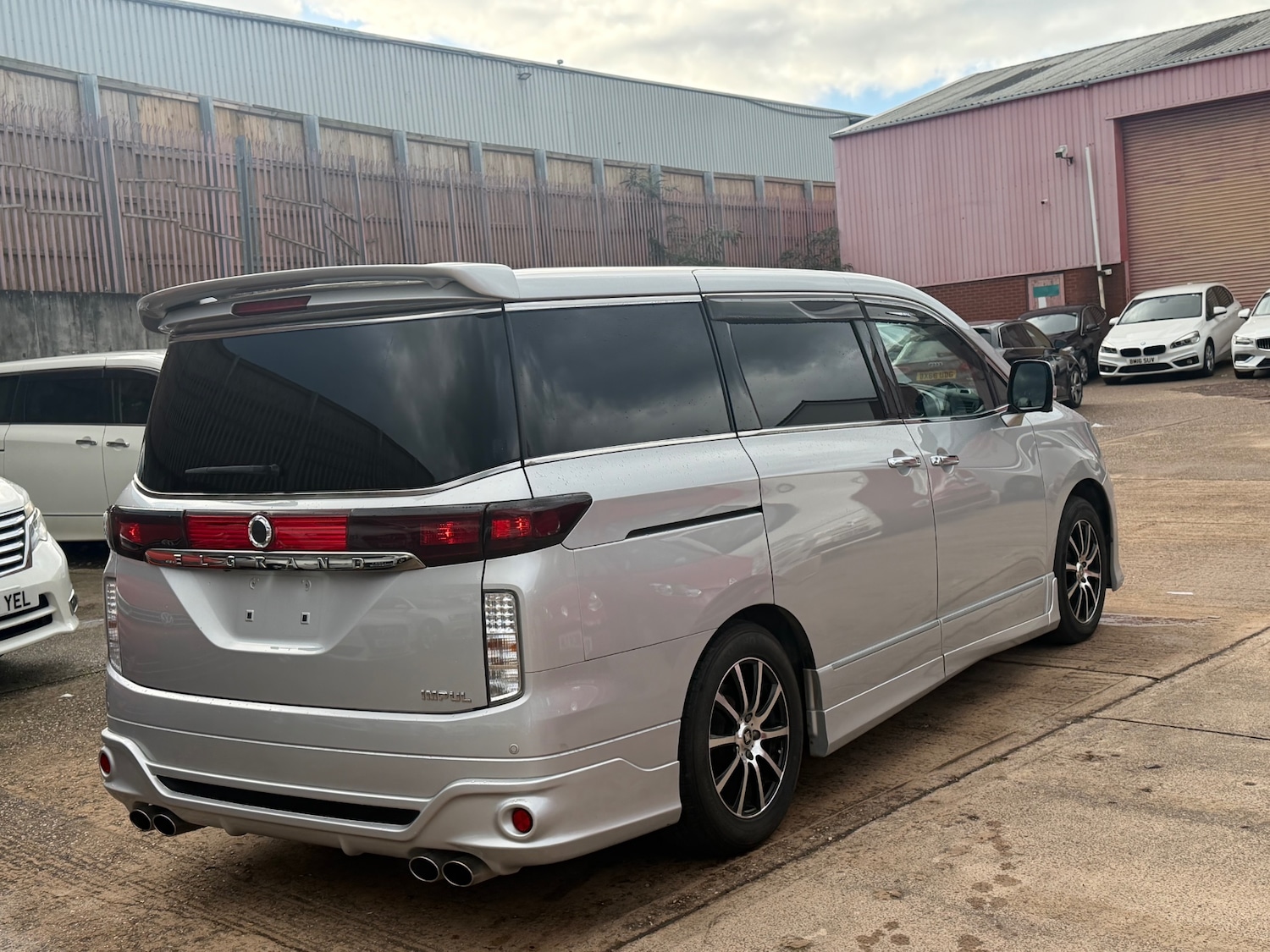 Used Nissan Elgrand 2012 for sale - 76445317: Photo 4