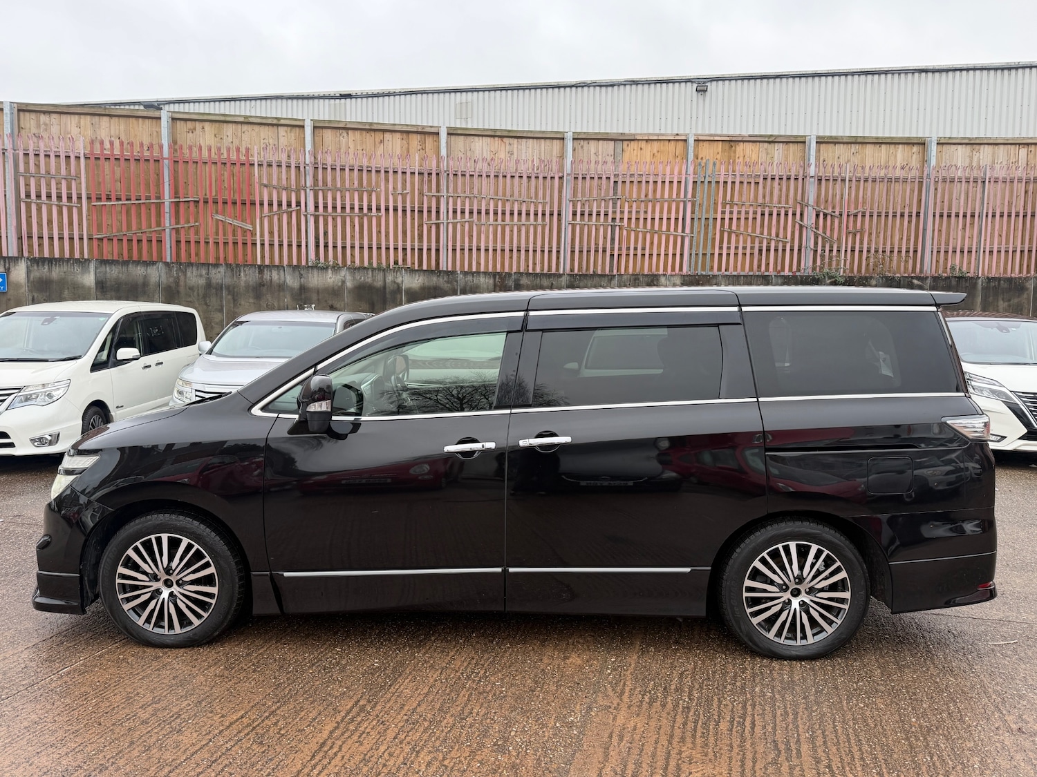 Used Nissan Elgrand 2017 for sale - 76726158: Photo 6