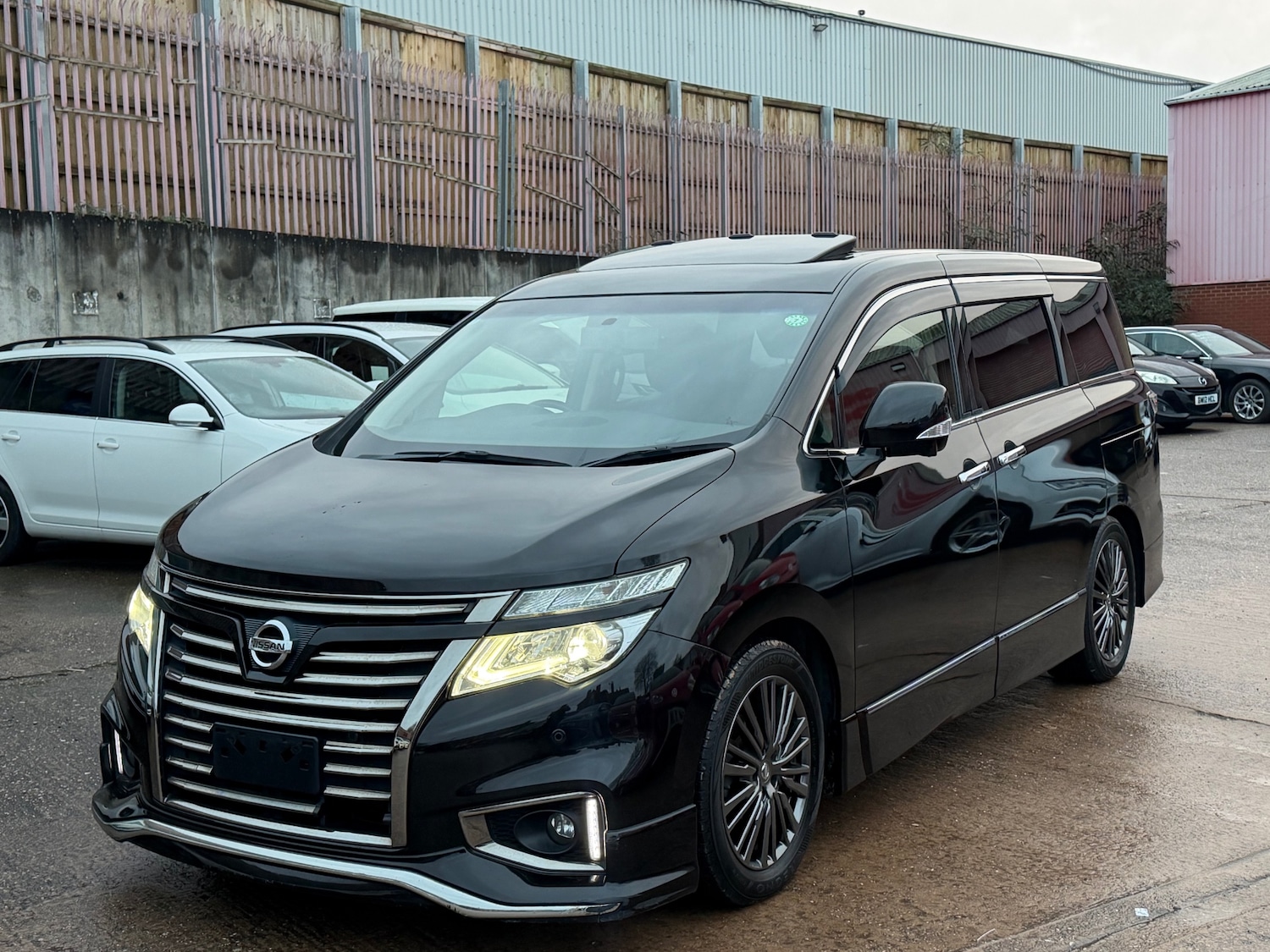 Used Nissan Elgrand 2016 for sale - 76974741: Photo 2