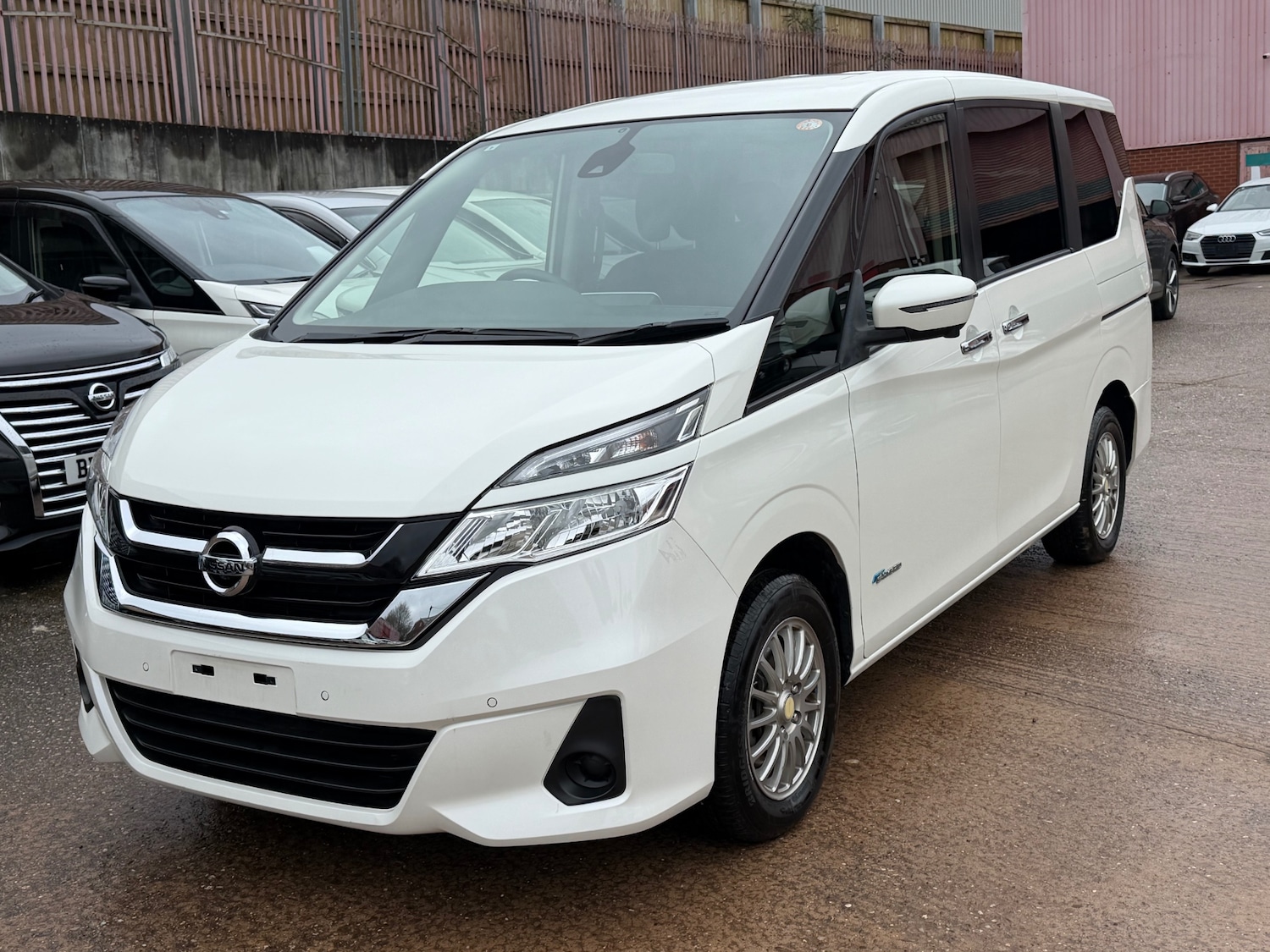 Used Nissan Serena 2018 for sale - 77710601: Photo 3
